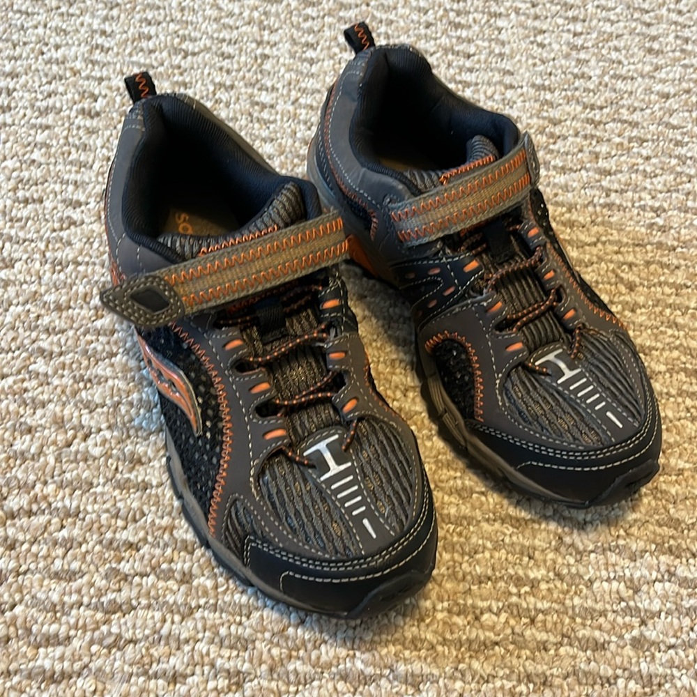 Saucony boys sneakers size 2.5- excellent condition